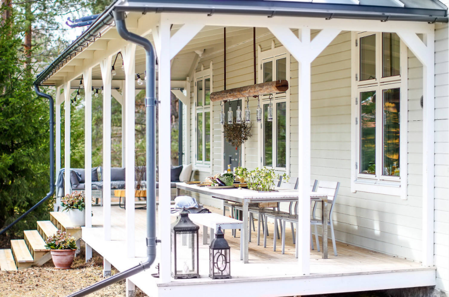 Дача с верандой и террасой