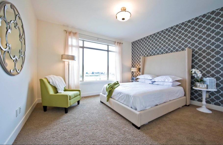 Обои с орнаментом в интерьере спальни