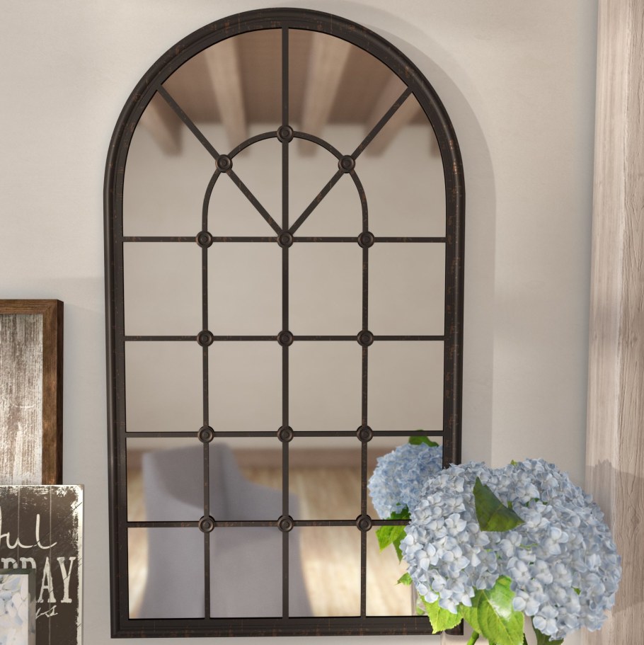 Консоль и декоративное зеркало окно