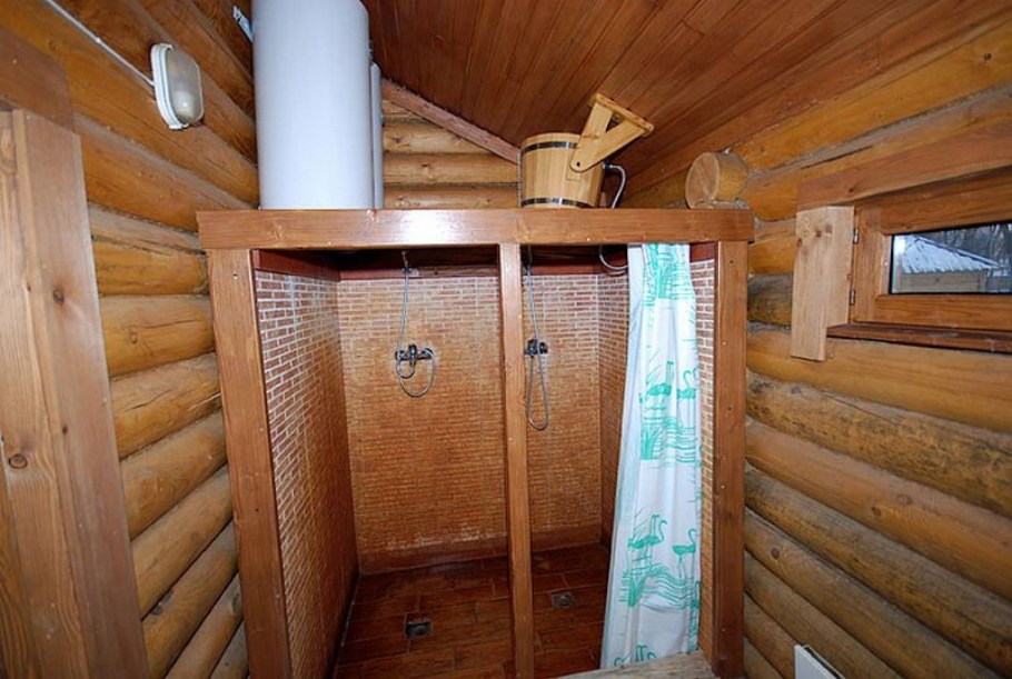 Маленькая баня с душем на даче