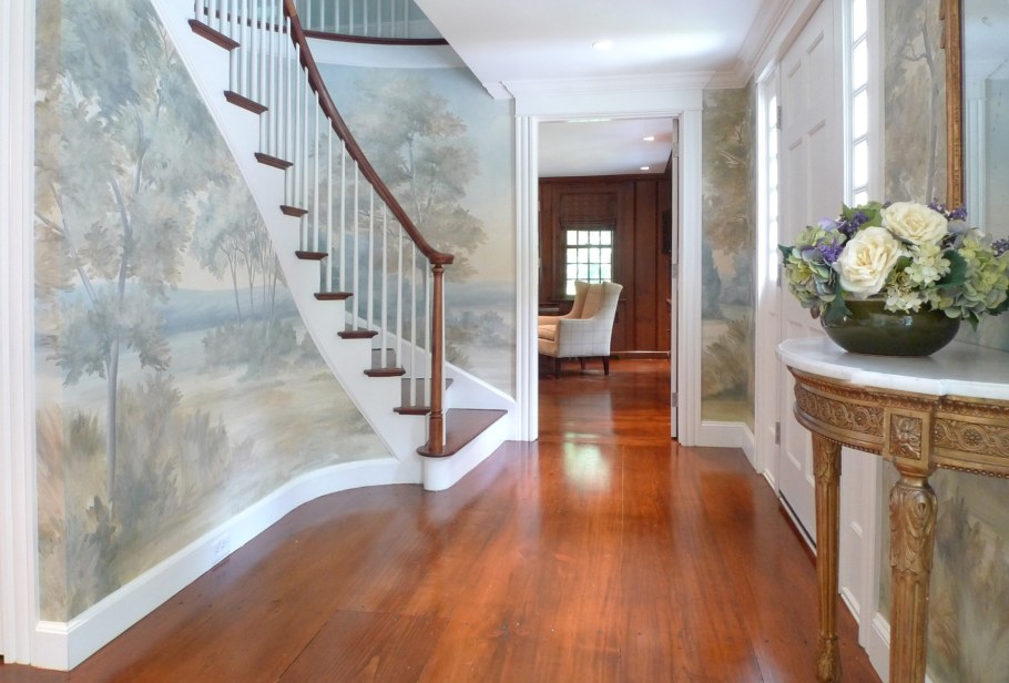 Фреска на лестнице в интерьере