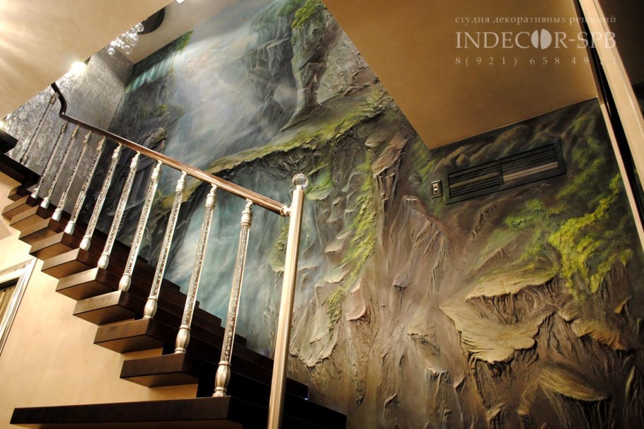 Барельеф на лестнице