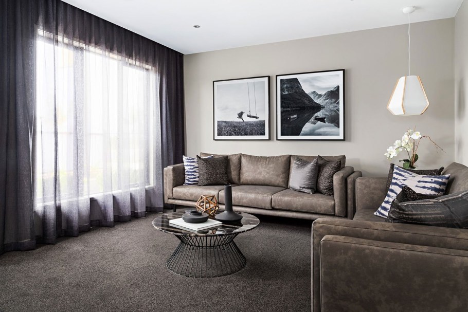 Шторы и диван в интерьере