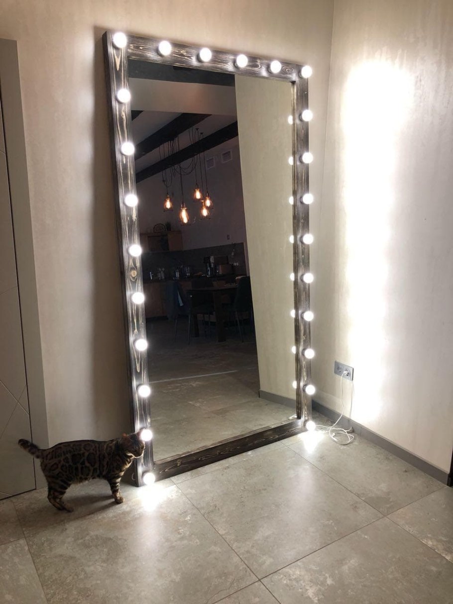 Зеркало с подсветкой в прихожую