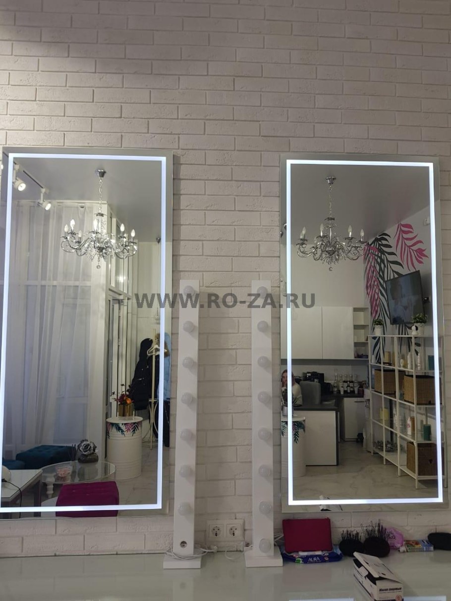 Большие зеркала в магазине
