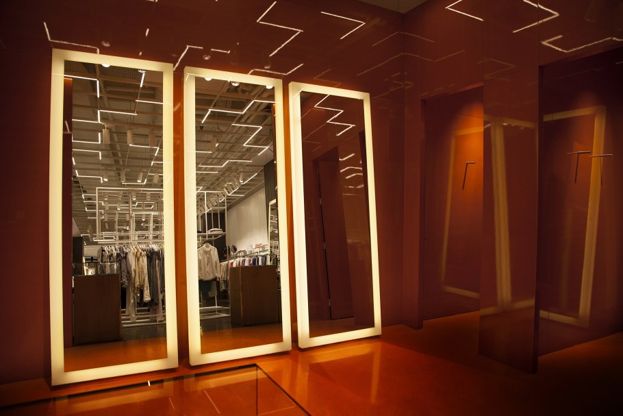 Зеркало с лампочками в комнате