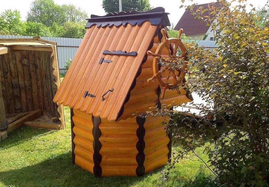 Красивый домик для колодца