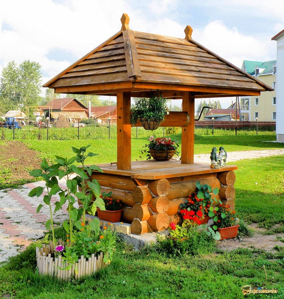 Красивый колодец на даче