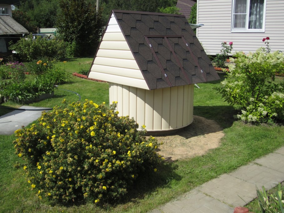 Красивый колодец на даче