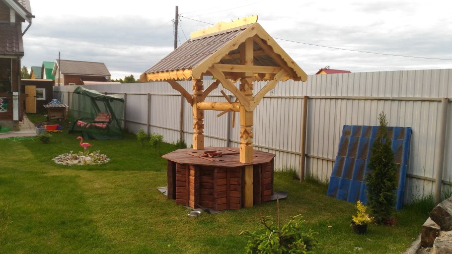 Красивый колодец на даче