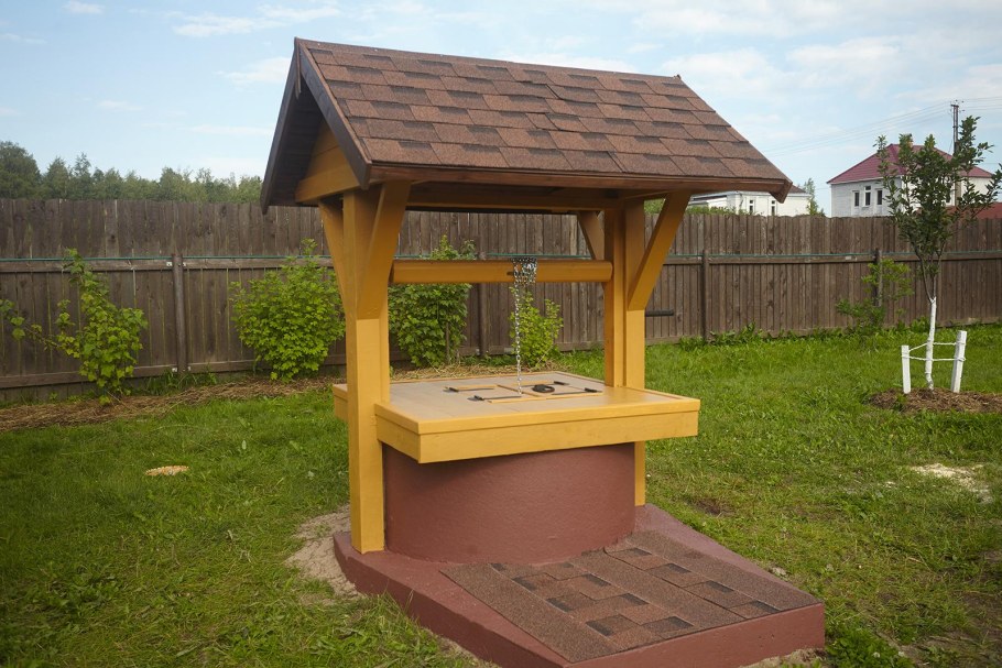 Домик над колодцем