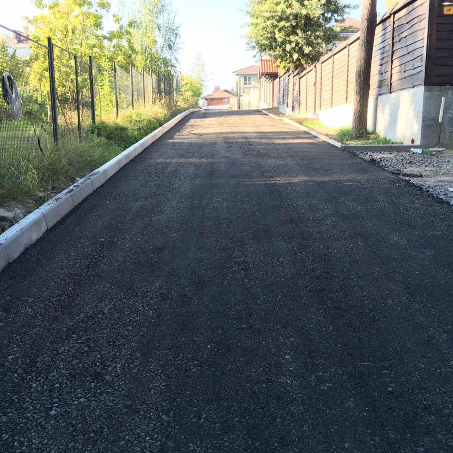 Асфальт перед домом