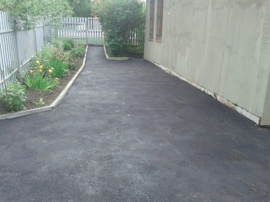 Асфальтированный двор в частном доме