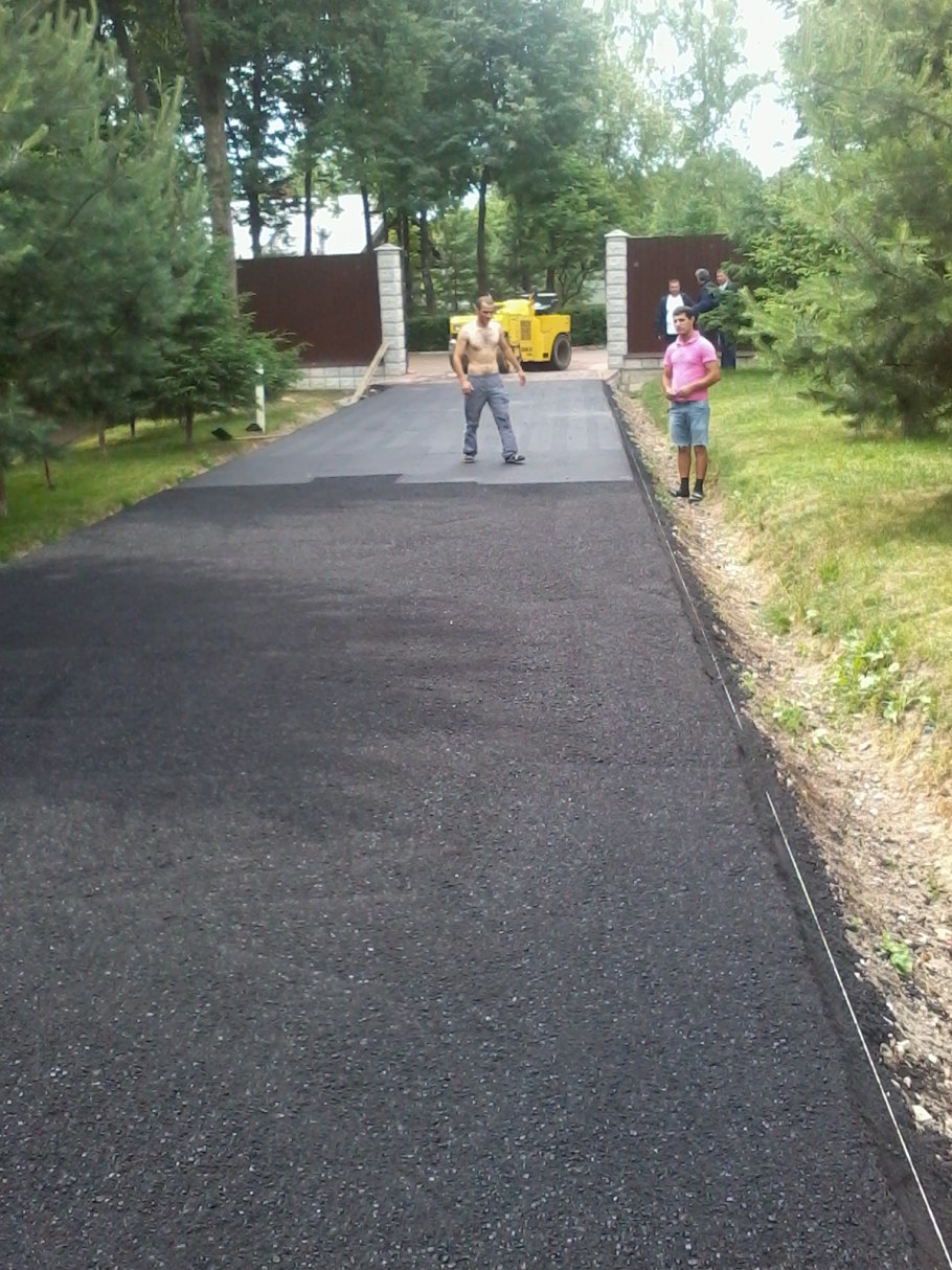 Асфальт перед домом