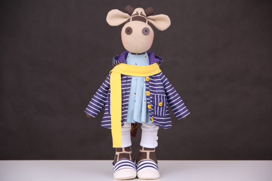 Текстильная кукла в костюме жирафа