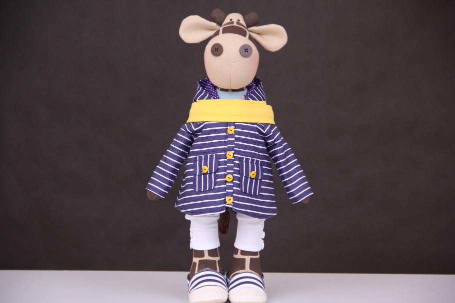 Текстильная кукла в костюме жирафа