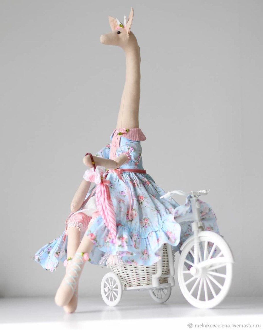 Текстильная кукла в костюме жирафа