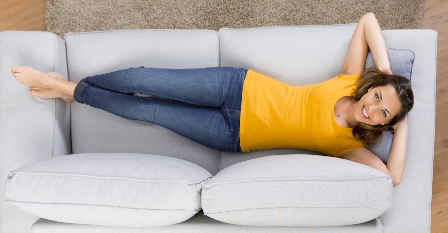 Лежит на диване вид сверху