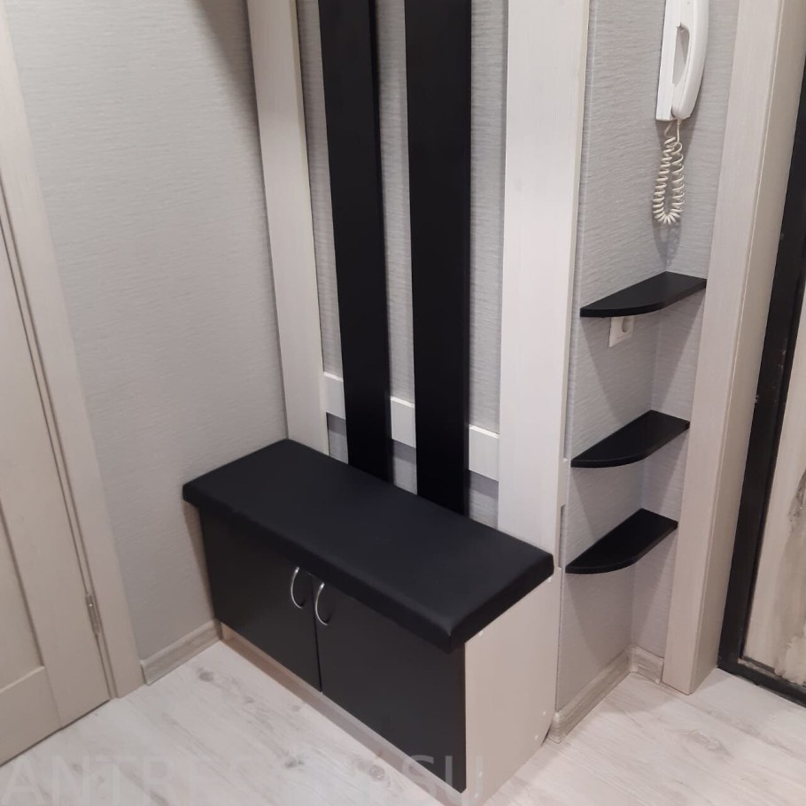 Прихожая без шкафа в узкий коридор