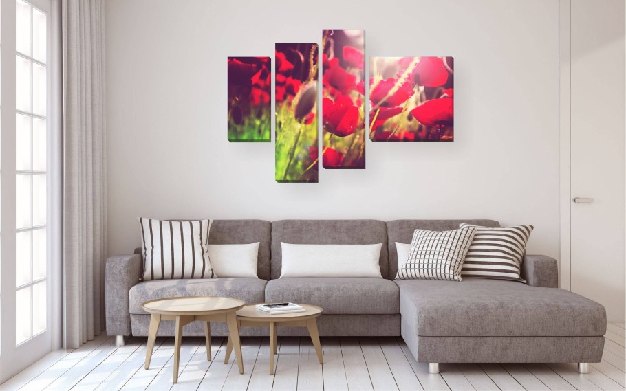 Постеры над диваном в гостиной