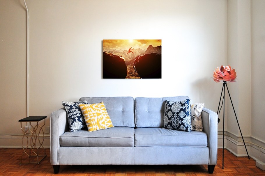 Картины над диваном в маленькой квартире