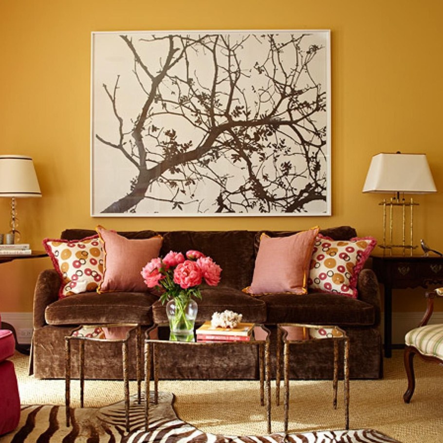 Большая морская картина в интерьере над диваном