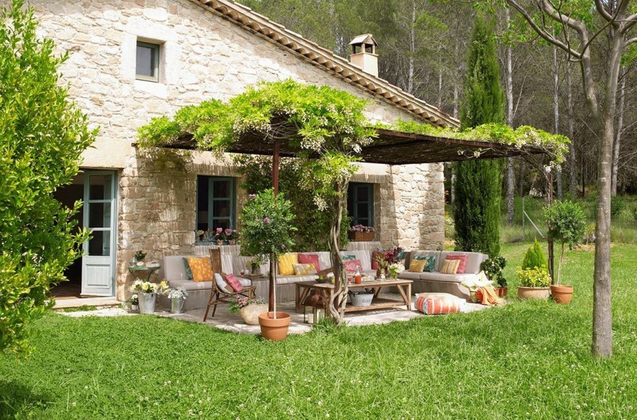 Уютный дворик на даче