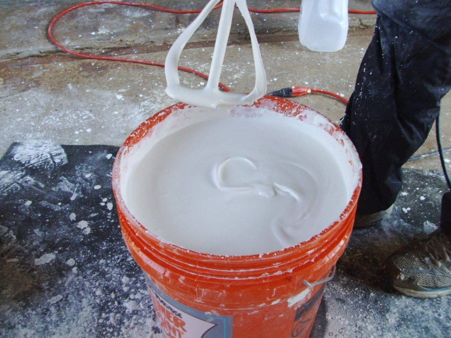 Обычный потолок побеленный