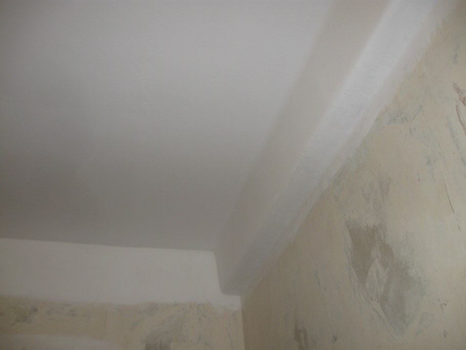 Грунтование поверхности валиком