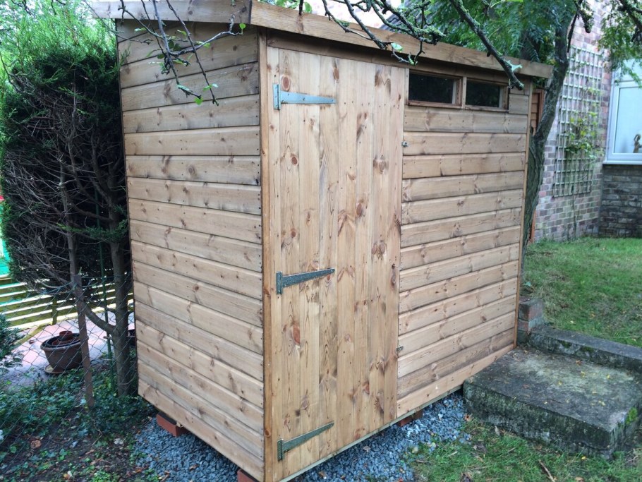 Деревянный душ для дачи с подогревом