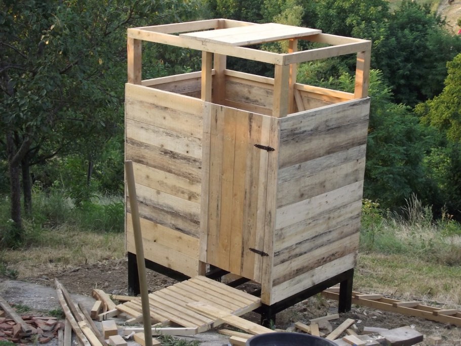 Дачный душ с пластиковым баком