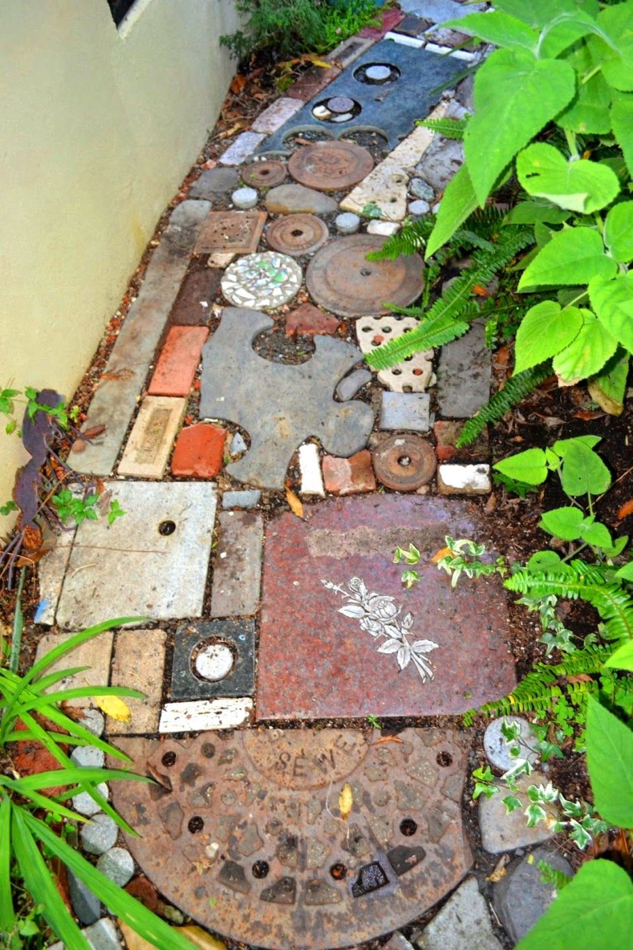 Садовая дорожка в саду