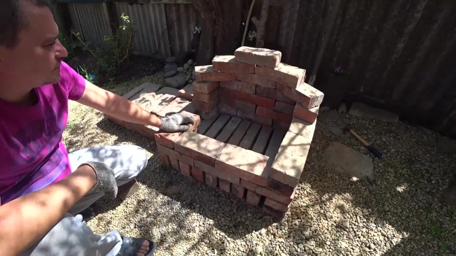 Простенький мангал из кирпича