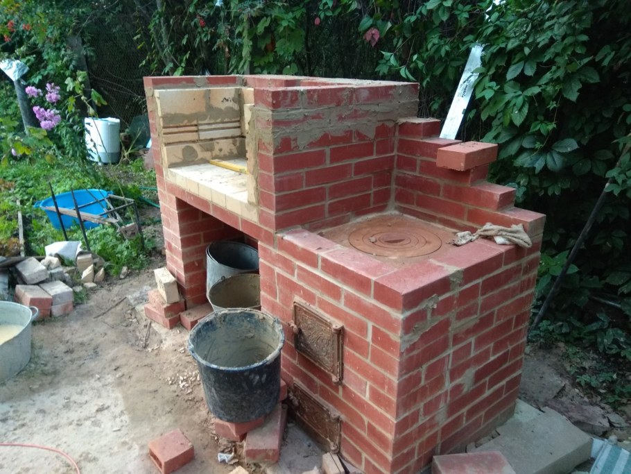 Небольшой мангал из кирпича