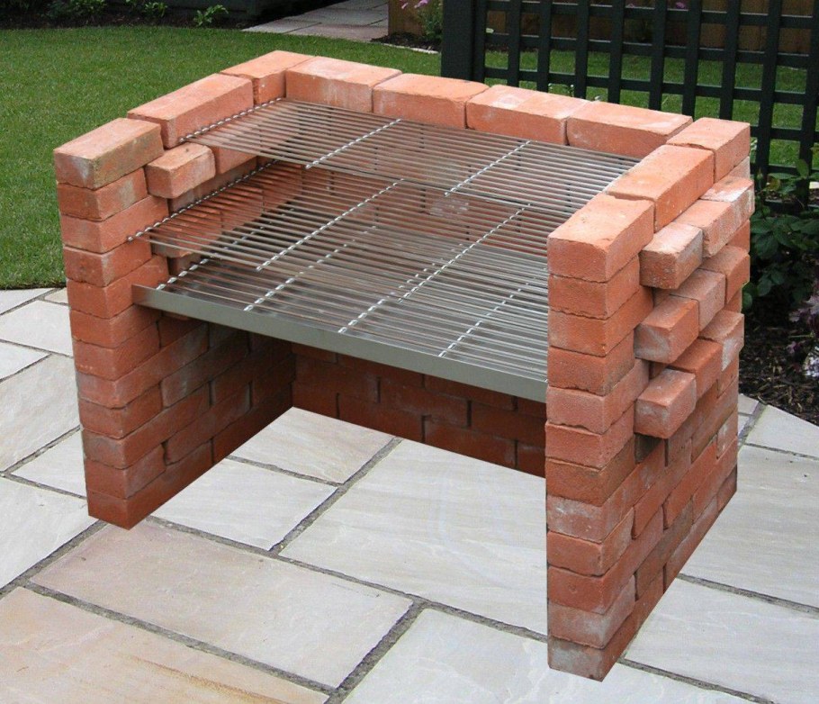 Небольшой кирпичный мангал