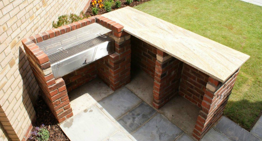 Зона барбекю из кирпича