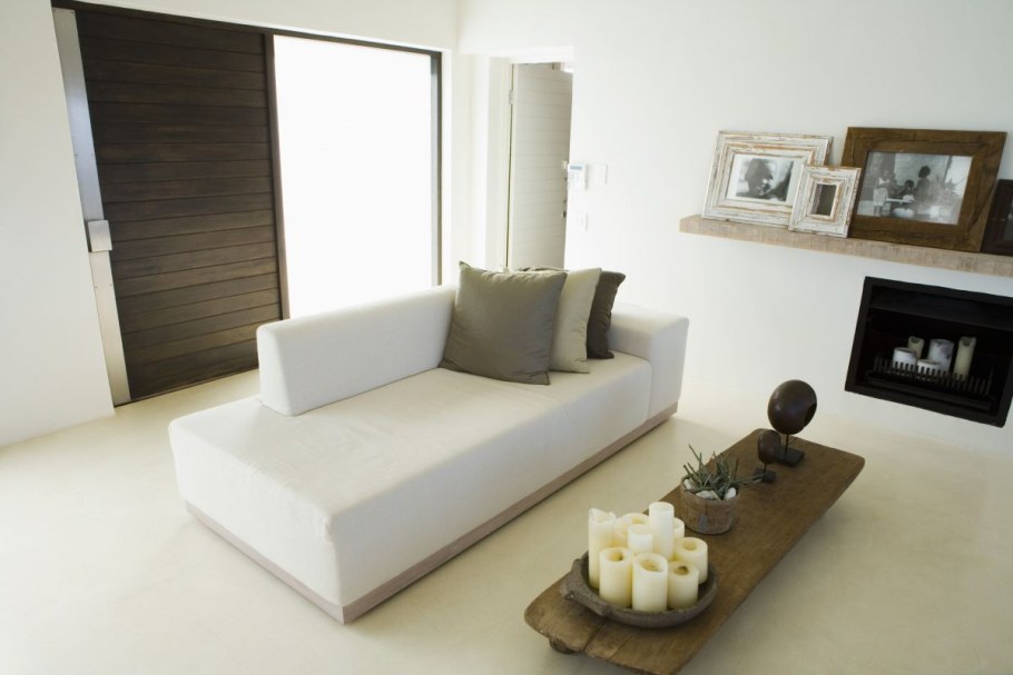 Диван в гостиной в минималистическом стиле