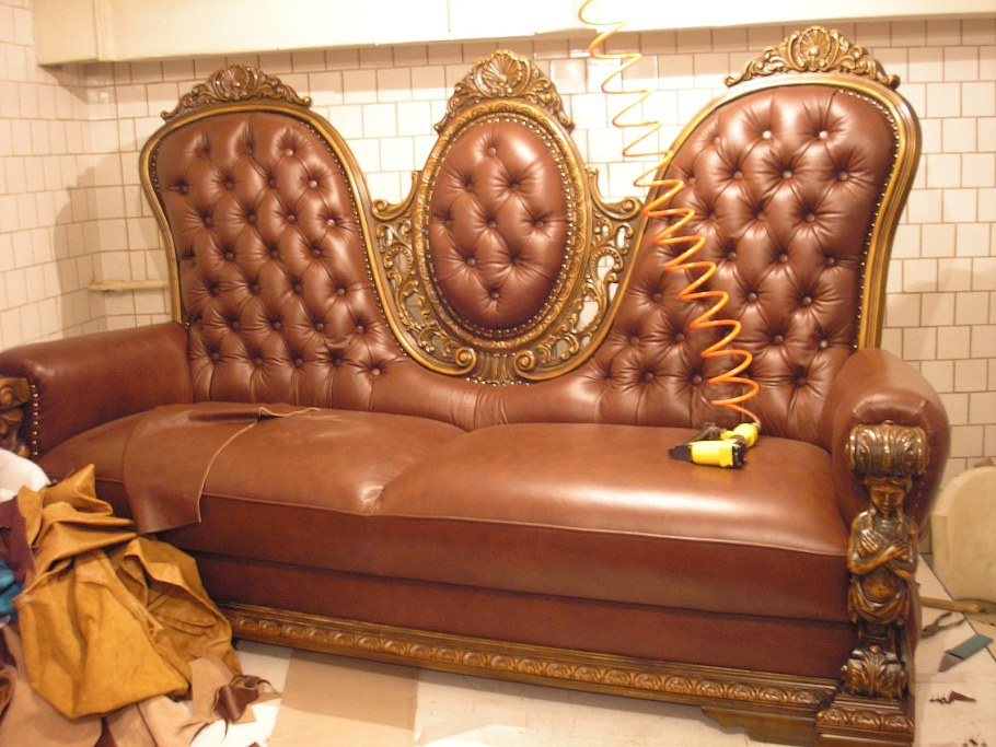 Отреставрированный диван