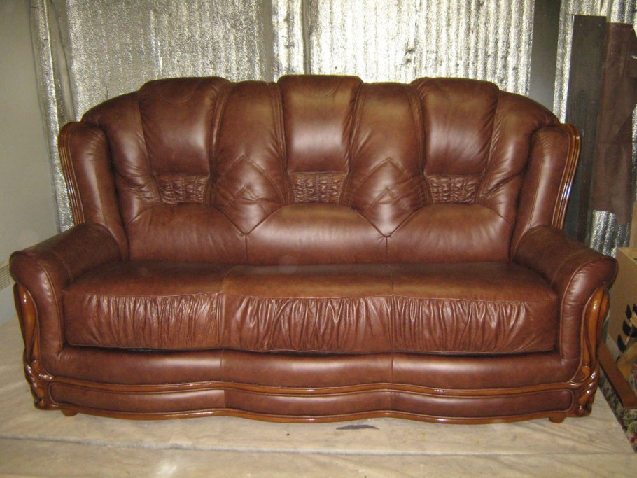 Рваный кожаный диван