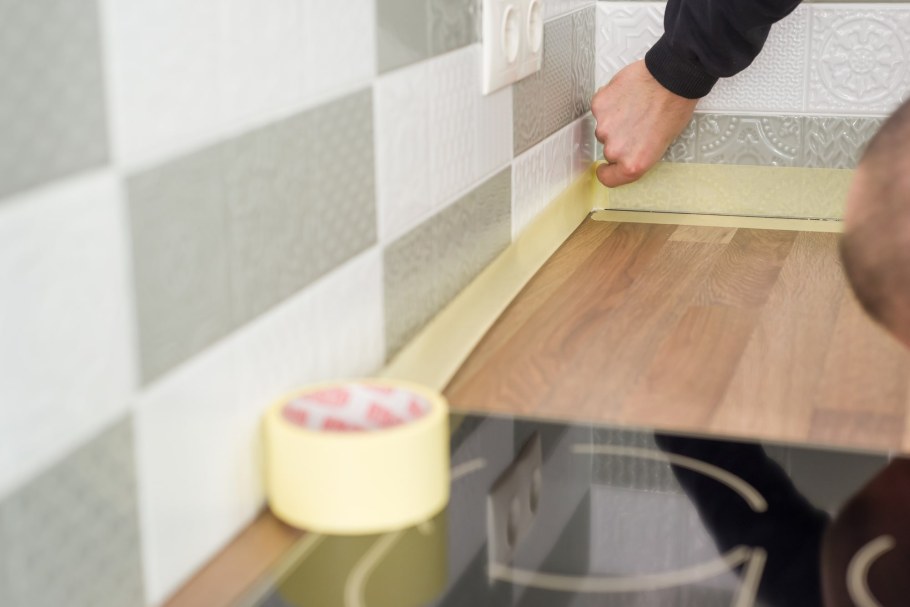 Стык плитки и столешницы на кухне