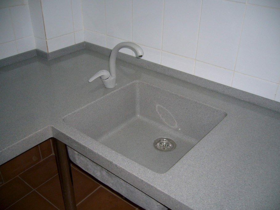 Гранитная кухонная столешница с бортиком