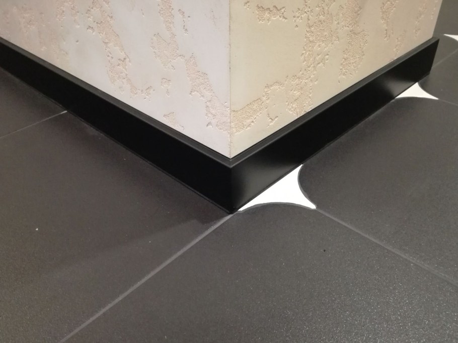 Плинтус ХДФ Doellken Cubu Flex Life 80мм х 2,5 м 0110 черный