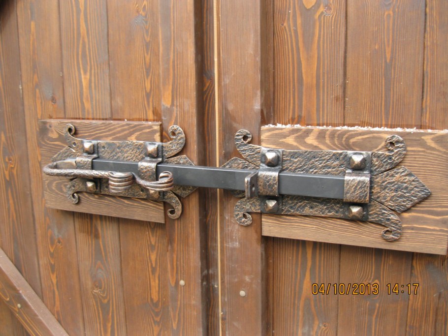 Затвор щеколда на калитку в гараже