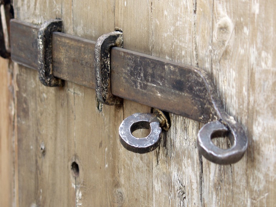 Амбарная петля для навесного замка