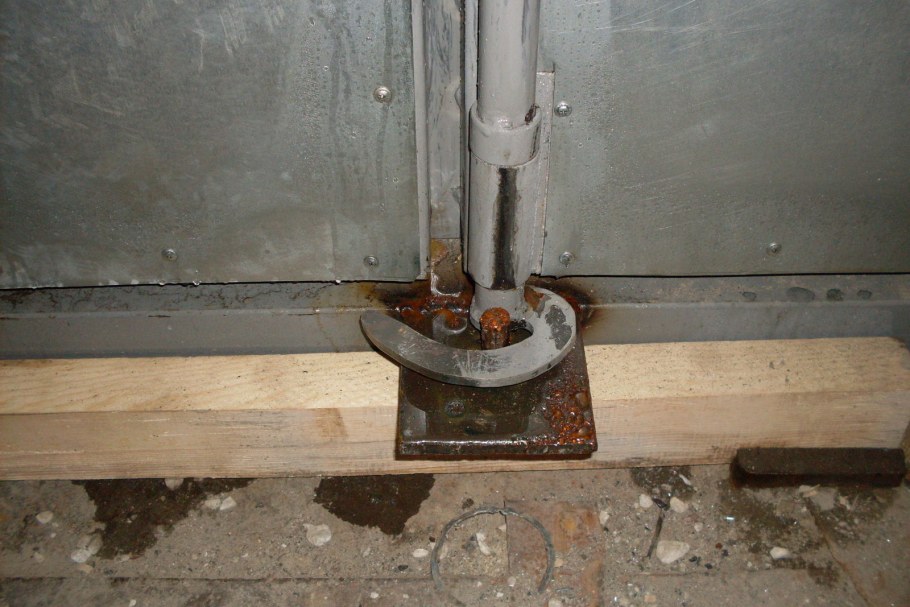 Запорный механизм для гаражных ворот