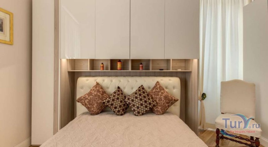 Шкаф вокруг кровати в спальне