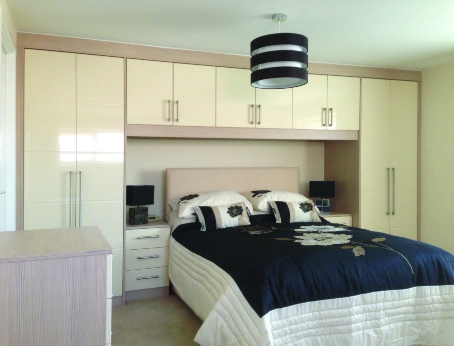 Шкафы возле кровати