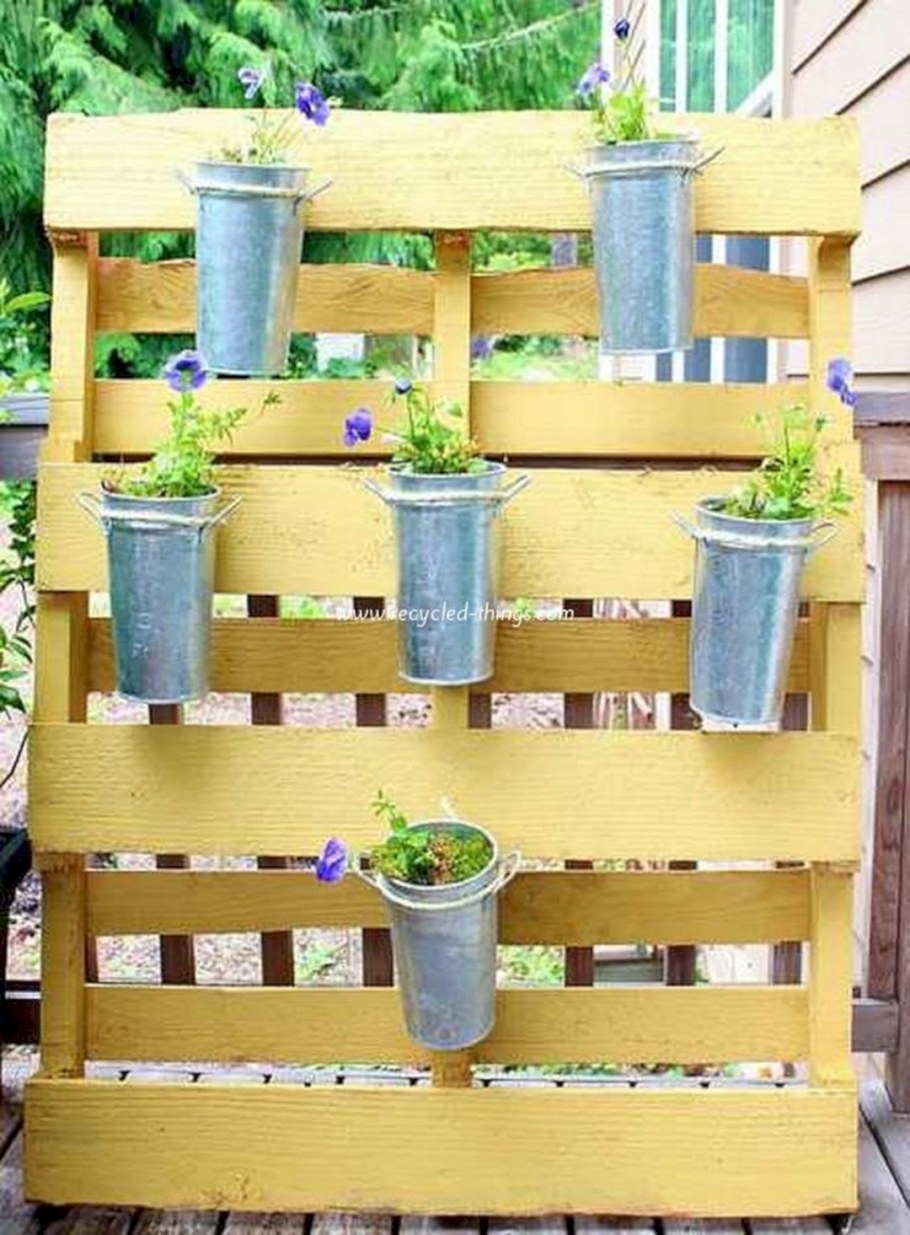 Поддоны в саду на даче