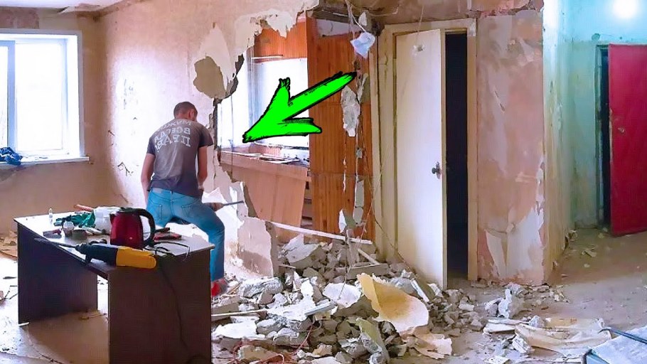 Сломанная стена в квартире