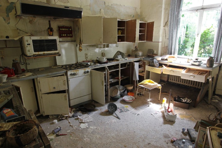 Разломанный кухонный гарнитур
